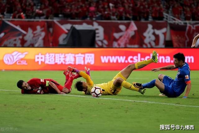 坑惨上海！他30分钟输20分 在场等于4打5，球迷：他一点作用都没有